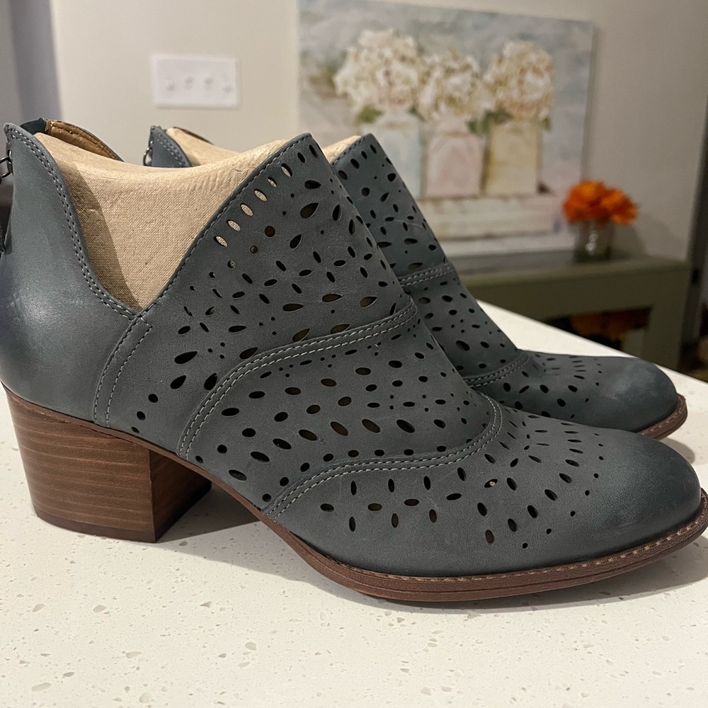 Sofft Wyoming Denim Blue Leather Perforated Ankle Booties Women’s Size 9